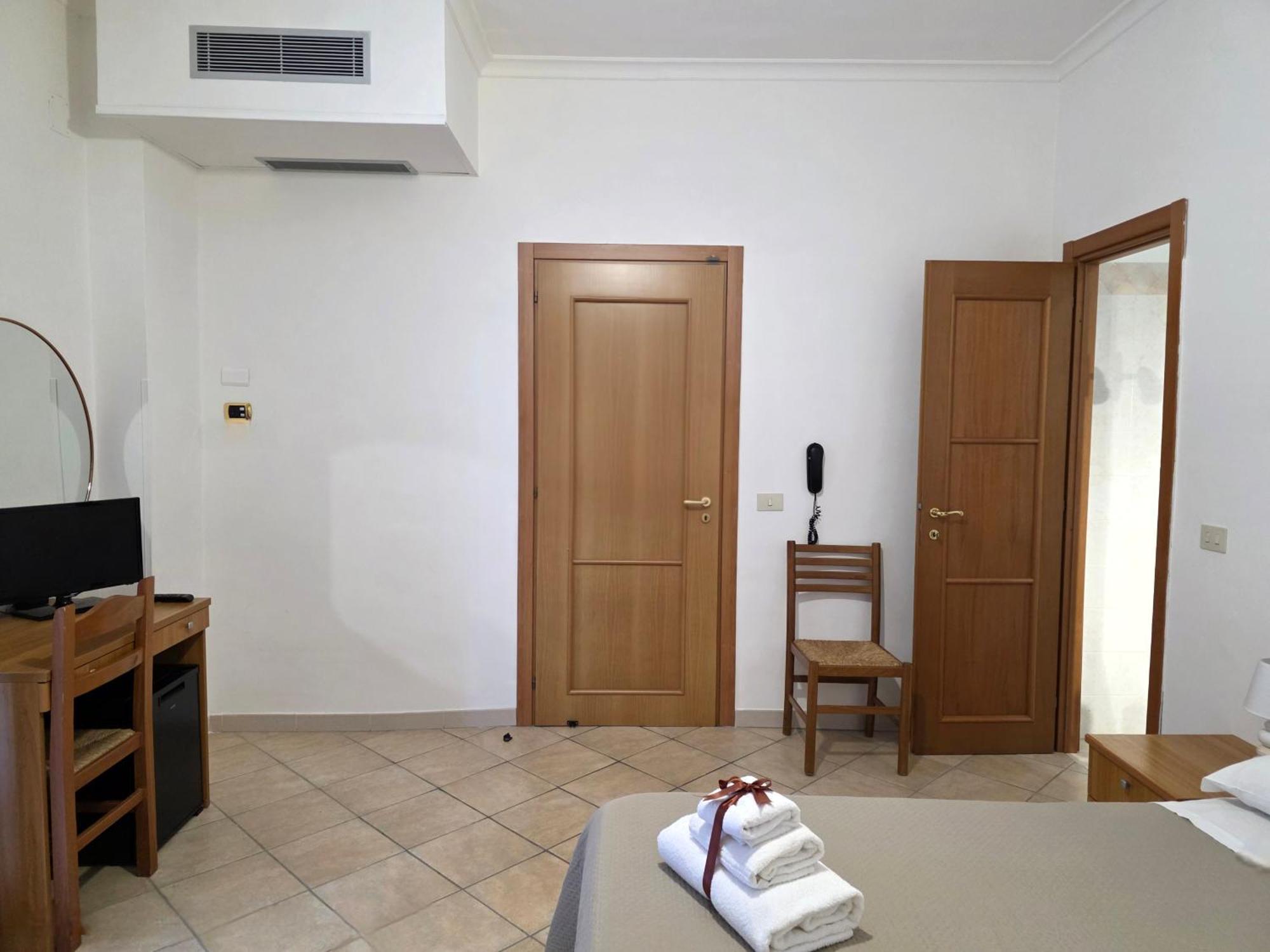 Oasi Relais Bed & Breakfast Вико Екуензе Екстериор снимка