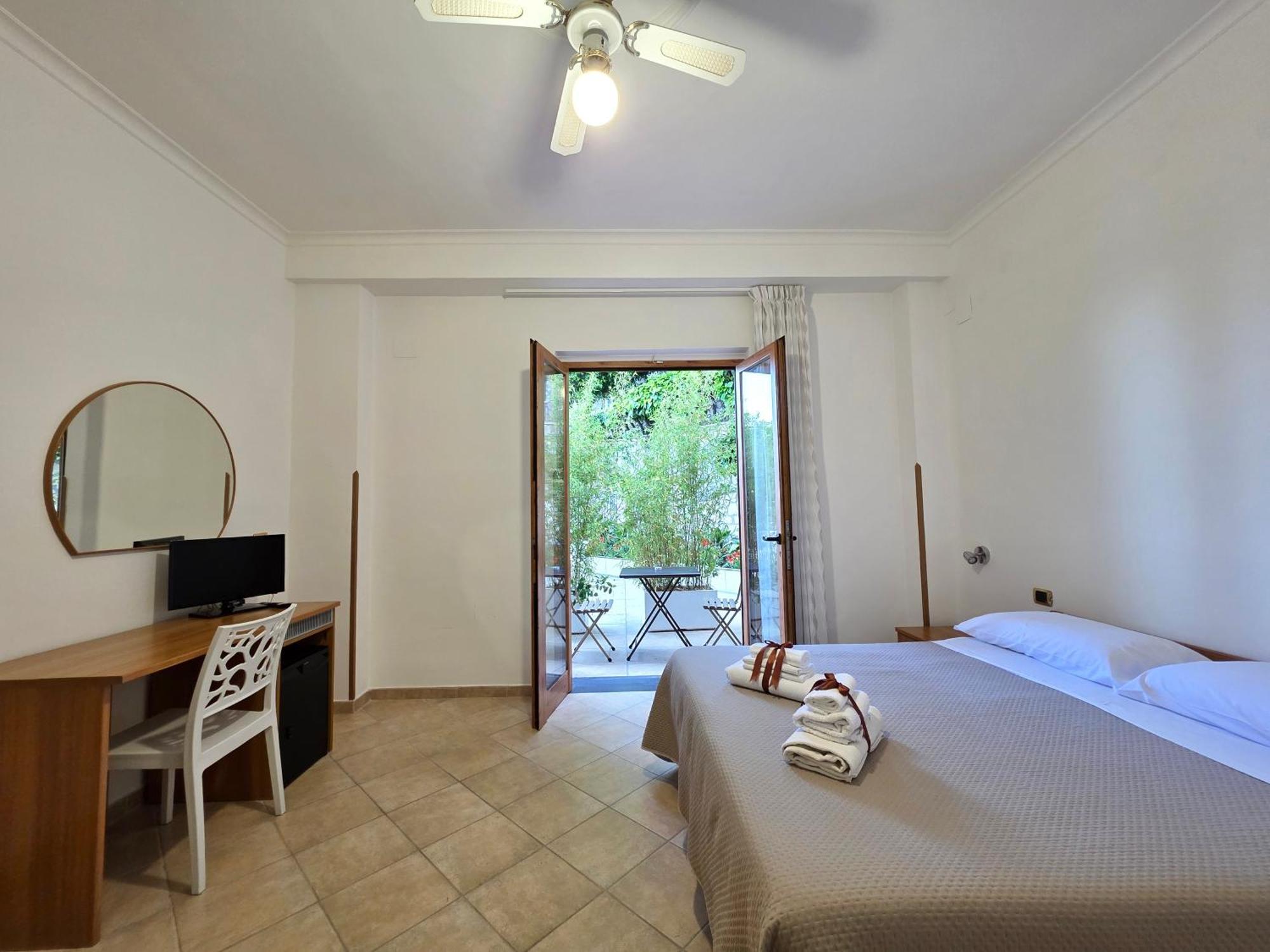 Oasi Relais Bed & Breakfast Вико Екуензе Екстериор снимка