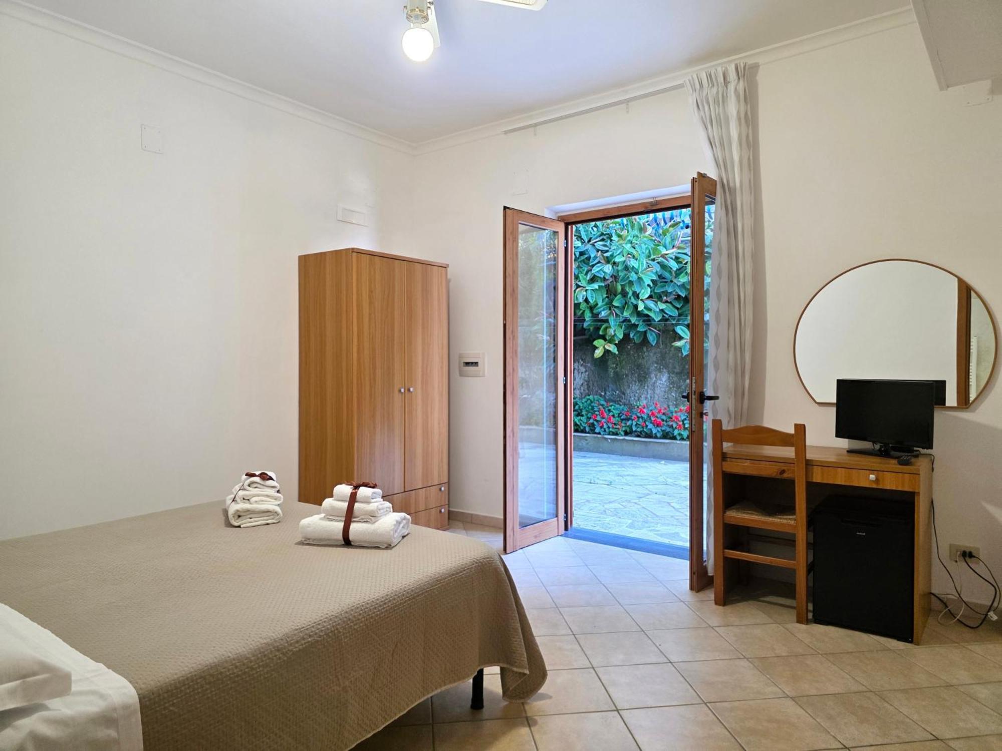 Oasi Relais Bed & Breakfast Вико Екуензе Екстериор снимка