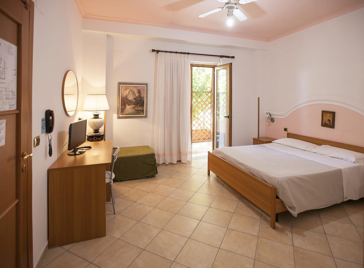 Oasi Relais Bed & Breakfast Вико Екуензе Екстериор снимка